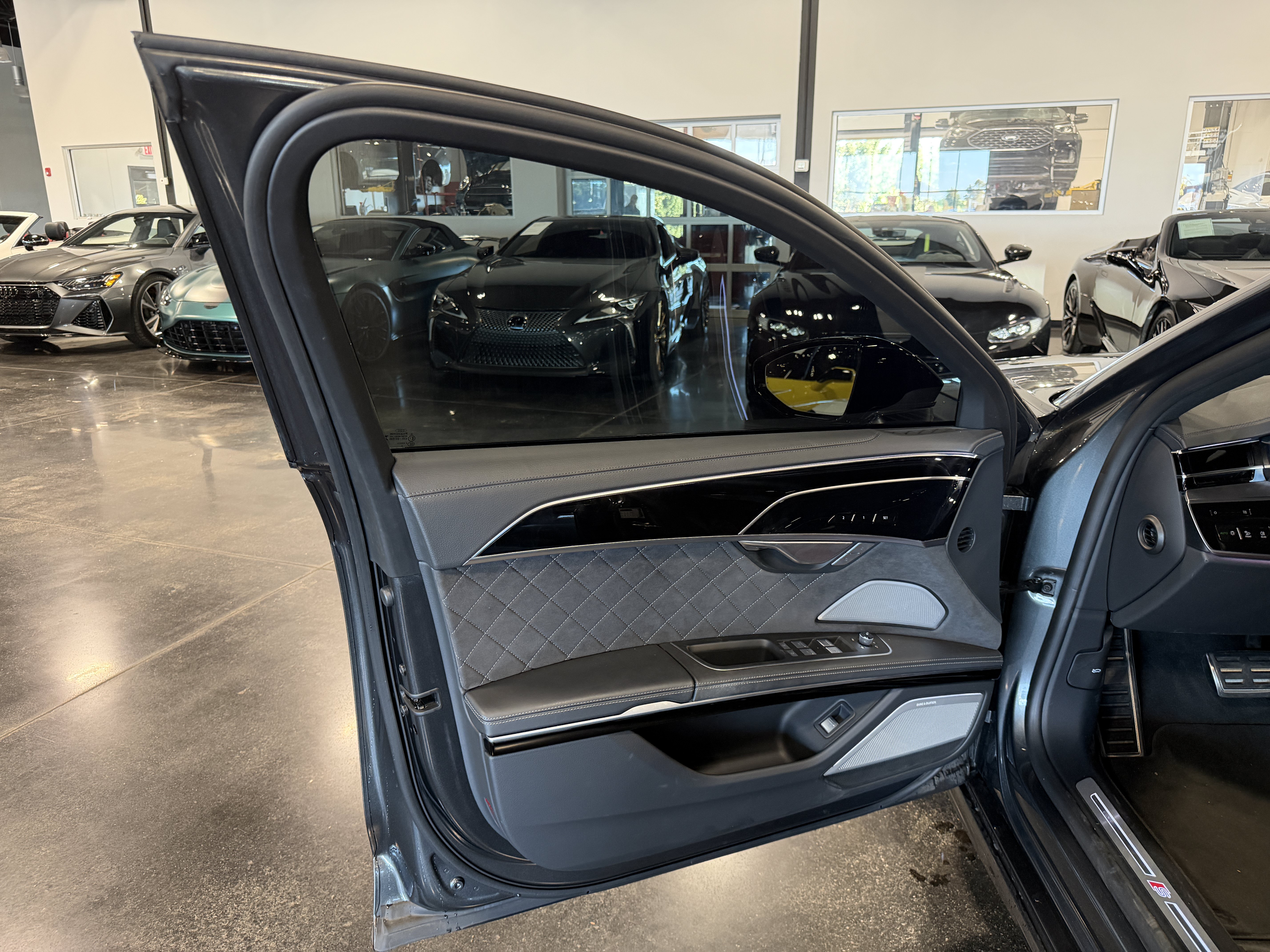 Used 2024 Audi S8 AWD/4WD image 9