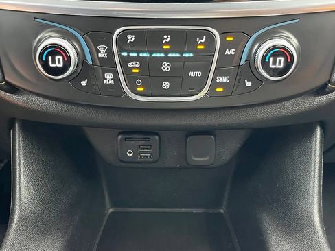 Used 2021 Chevrolet Traverse RS AWD/4WD image 18
