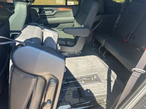 Used 2025 GMC Yukon Denali w/ Denali Reserve Package image 36