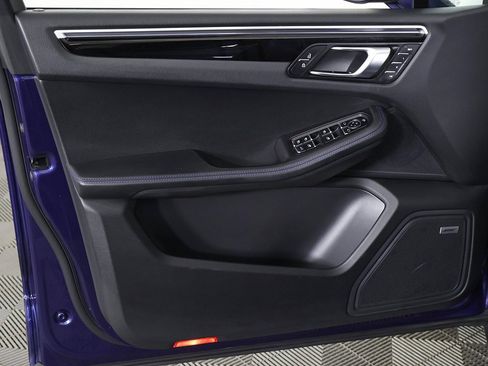 Used 2022 Porsche Macan Base image 27