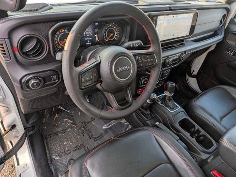 Used 2024 Jeep Gladiator Rubicon w/ Technology Group AWD/4WD image 2