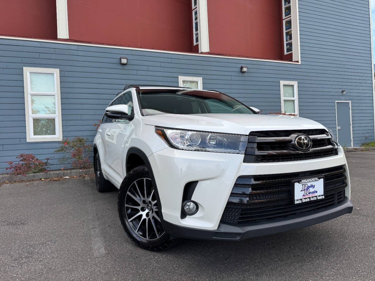 Used 2017 Toyota Highlander SE AWD/4WD image 1