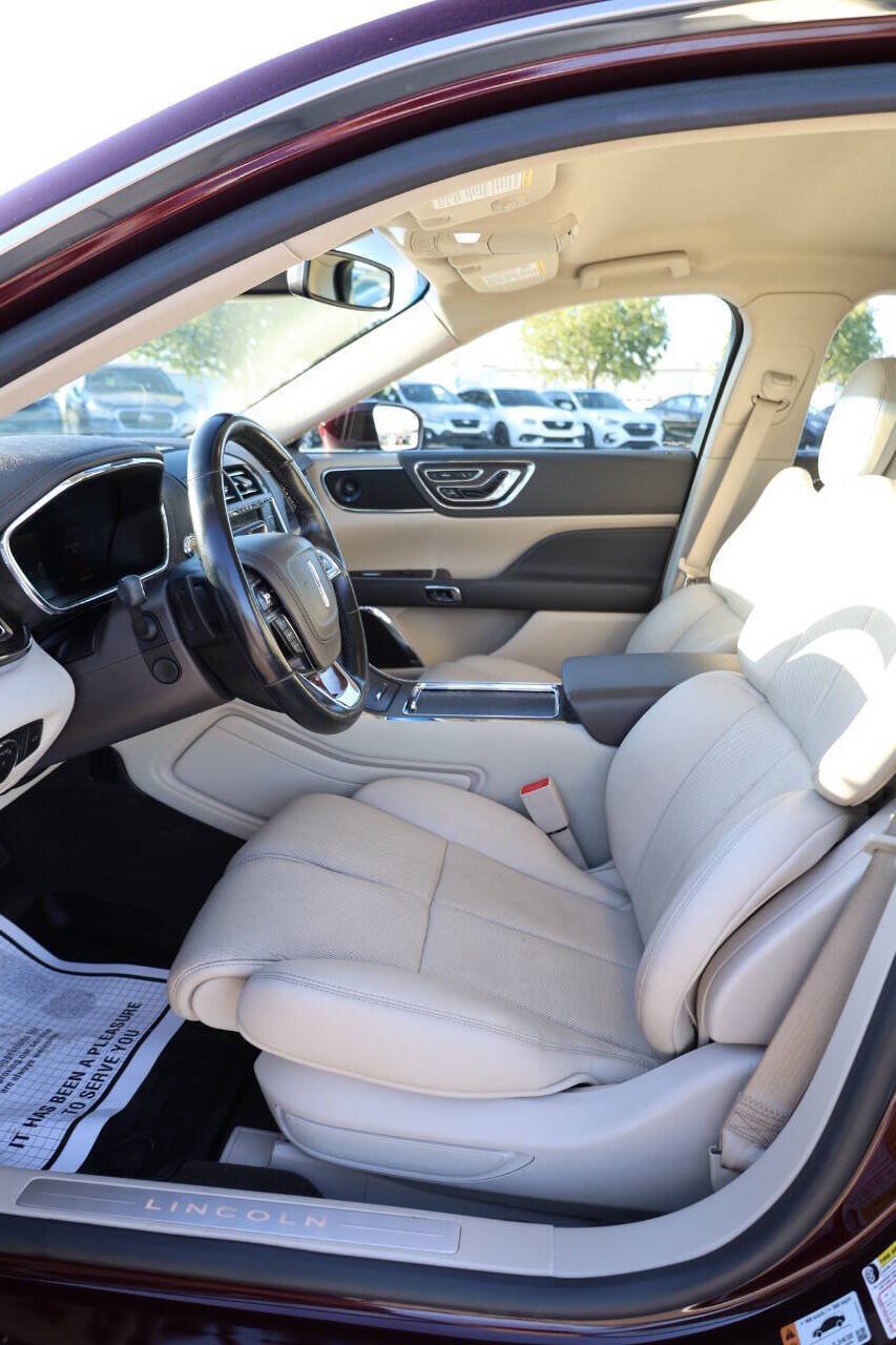 Used 2019 Lincoln Continental Select w/ Continental Climate Package FWD image 13