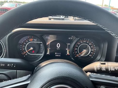 Used 2025 Jeep Wrangler Unlimited Rubicon w/ Convenience Group AWD/4WD image 17