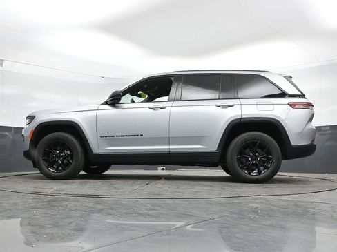 Used 2025 Jeep Grand Cherokee Altitude AWD/4WD image 47