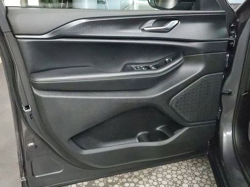 Used 2025 Jeep Grand Cherokee Altitude image 20