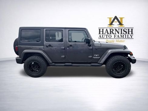 Used 2017 Jeep Wrangler Unlimited Sahara AWD/4WD image 8