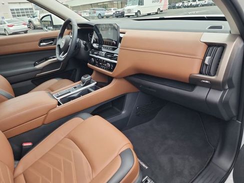 Used 2024 Nissan Pathfinder Platinum w/ Cargo Package image 16