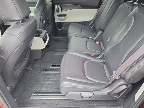 Used 2024 Kia Carnival LX FWD image 13