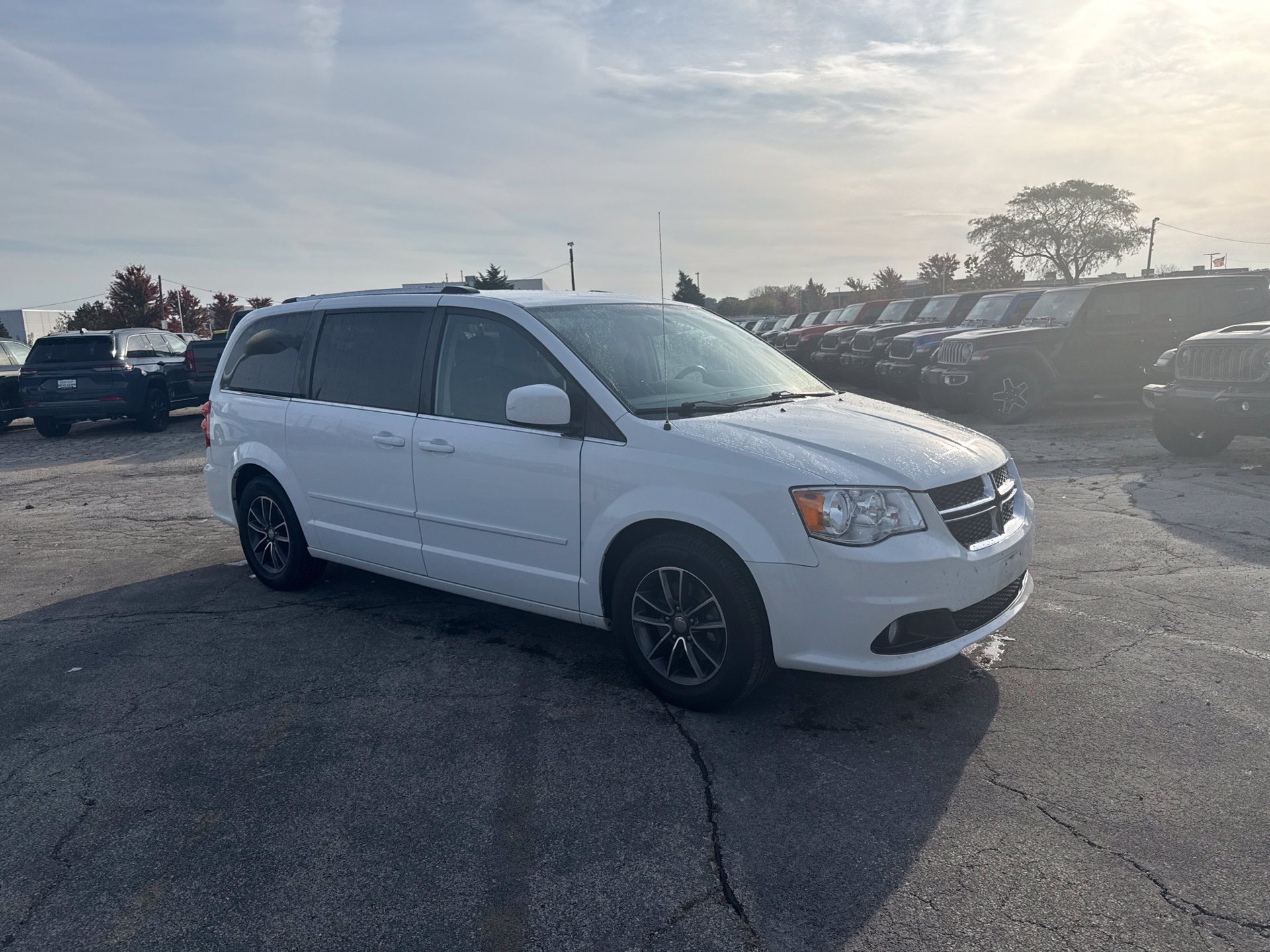 Used 2017 Dodge Grand Caravan SXT FWD image 4