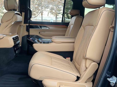 Used 2023 Jeep Grand Wagoneer L Series III image 31