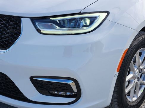 New 2026 Chrysler Pacifica Select image 6