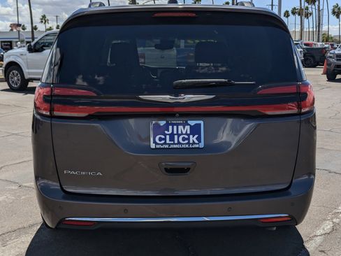 Used 2022 Chrysler Pacifica Touring-L FWD image 3