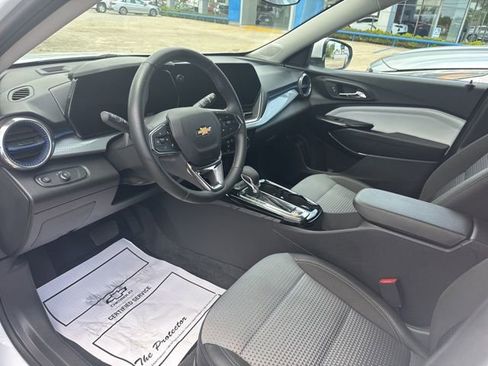 Used 2025 Chevrolet Trax LT w/ LT Convenience Package image 5