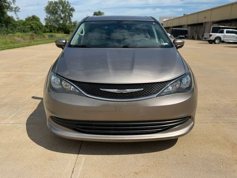 Used 2017 Chrysler Pacifica Touring w/ Tire & Wheel Group FWD image 8