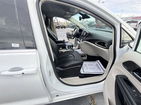 Used 2024 Chrysler Pacifica Touring-L image 24