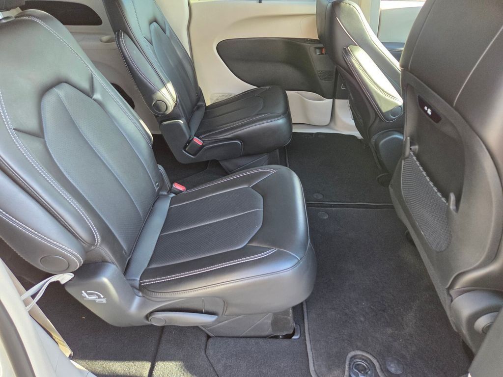 Used 2024 Chrysler Pacifica Touring-L FWD image 18