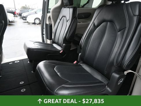 Used 2024 Chrysler Pacifica Touring-L image 32