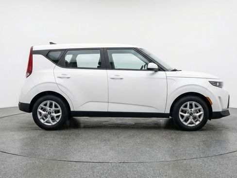 Used 2025 Kia Soul LX w/ LX Technology Package image 11