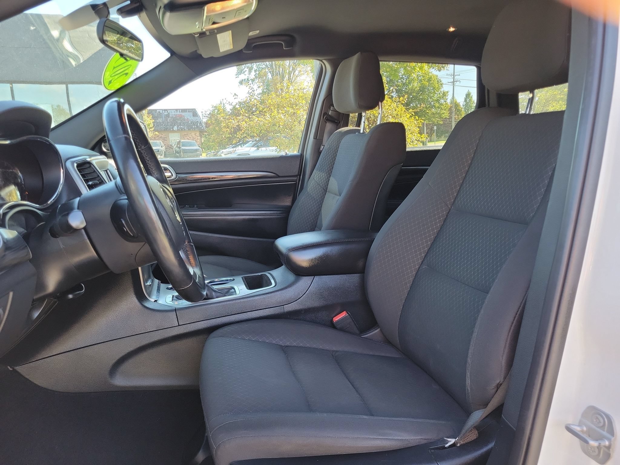Used 2019 Jeep Grand Cherokee Laredo w/ Security & Convenience Group AWD/4WD image 5