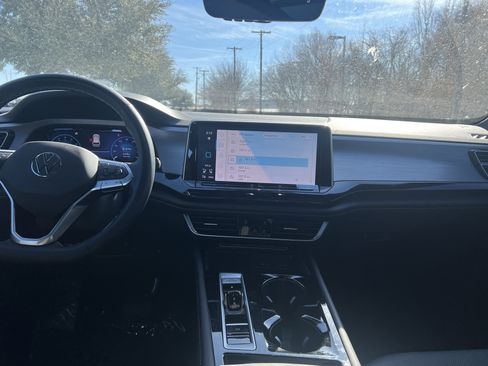 Certified 2025 Volkswagen Atlas Cross Sport SE w/ Panoramic Sunroof Package image 28