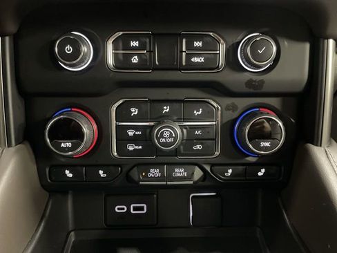 Used 2024 Chevrolet Tahoe Z71 w/ Z71 Off-Road Package AWD/4WD image 19
