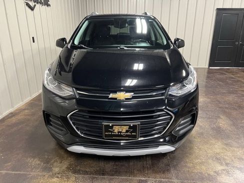 Used 2020 Chevrolet Trax LT w/ LT Convenience Package image 2
