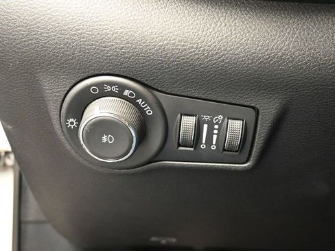 Used 2025 Jeep Compass Limited image 33