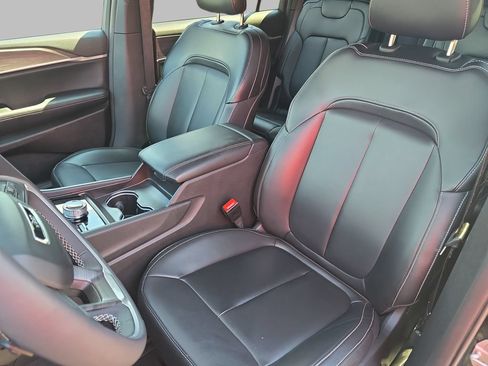 Used 2024 Jeep Grand Cherokee L Limited w/ Black Appearance Package AWD/4WD image 17