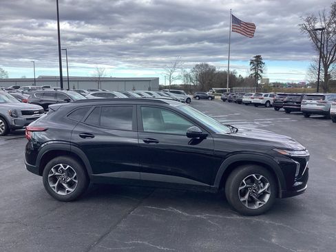 Used 2025 Chevrolet Trax LT w/ LT Convenience Package image 5