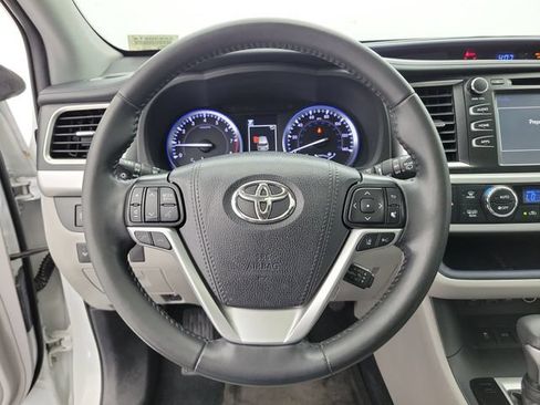 Used 2019 Toyota Highlander XLE FWD image 22