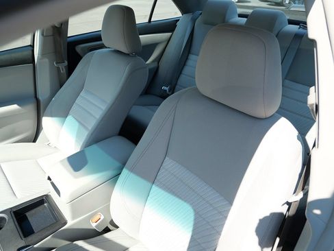 Used 2016 Toyota Camry LE FWD image 11