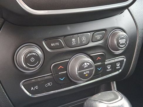 Used 2022 Jeep Cherokee Trailhawk image 16