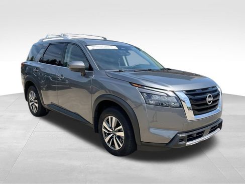 Used 2025 Nissan Pathfinder SL AWD/4WD image 2