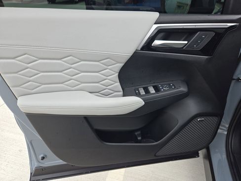 Used 2025 Mitsubishi Outlander SEL image 13