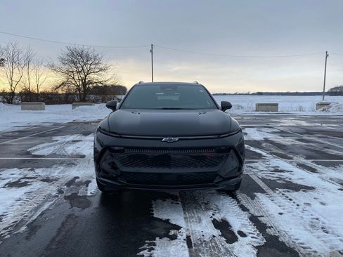 Used 2025 Chevrolet Equinox EV RS image 2