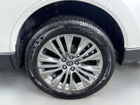 Used 2021 Toyota Venza Limited w/ Carpet Mat Package (TMS) image 29