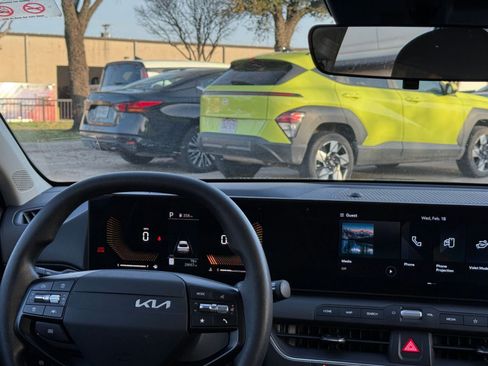 Used 2025 Kia K4 LXS image 35