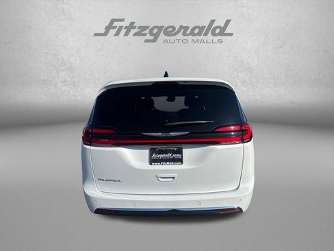 Used 2024 Chrysler Pacifica Touring FWD image 6