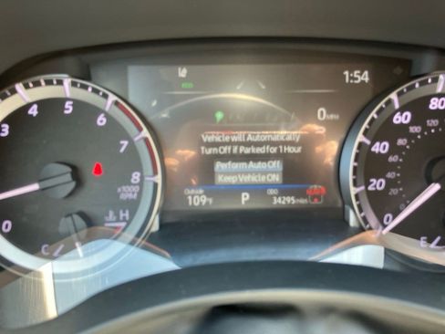 Used 2025 Toyota Highlander XLE FWD image 9
