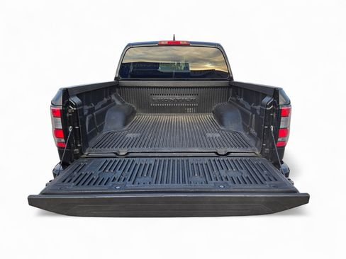 Used 2023 Nissan Frontier SV image 5