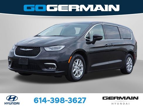 Used 2023 Chrysler Pacifica Touring-L FWD image 1