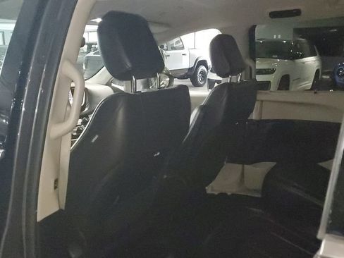 Used 2023 Chrysler Pacifica Touring-L FWD image 16