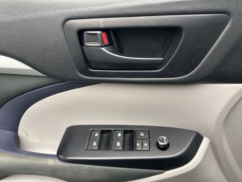 Used 2019 Toyota Highlander LE image 26