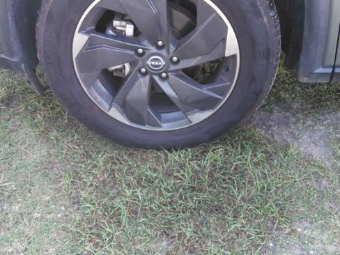 Used 2024 Nissan Rogue SV AWD/4WD image 5