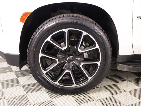 Used 2024 Chevrolet Suburban RST w/ Luxury Package RWD image 18