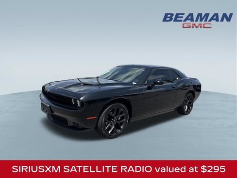 Used 2022 Dodge Challenger SXT w/ Driver Convenience Group RWD image 3