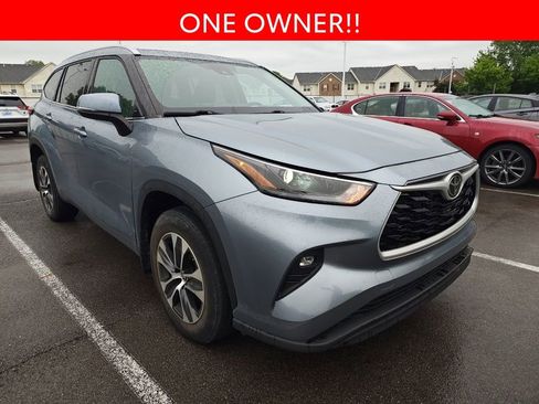 Used 2022 Toyota Highlander XLE AWD/4WD image 3