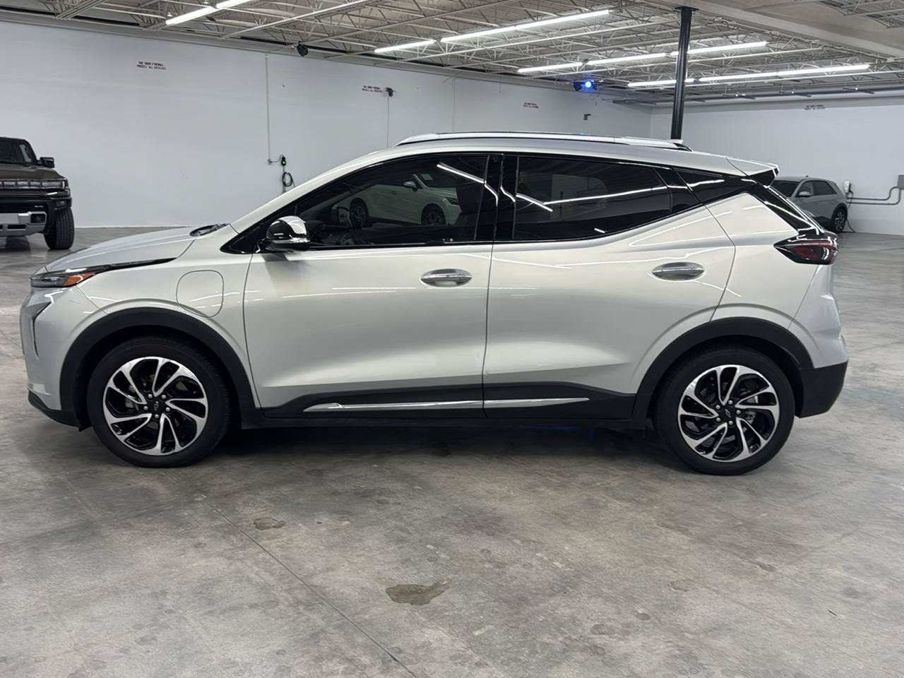 Used 2023 Chevrolet Bolt EUV Premier w/ Sun & Sound Package FWD image 12