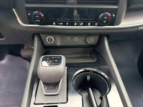 Used 2023 Nissan Rogue SV w/ SV Premium B Package image 18